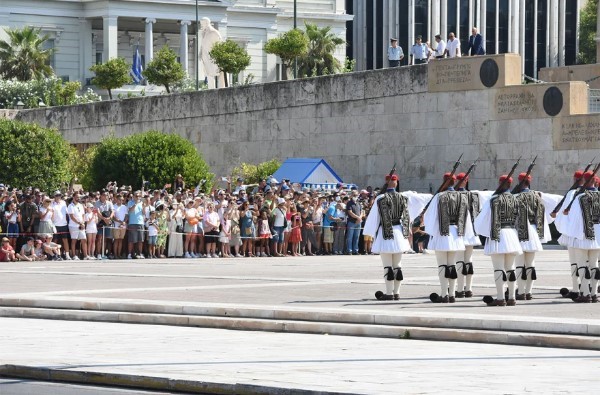 Εκατοντάδες τουρίστες στην αλλαγή της προεδρικής φρουράς